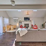 Dog-Friendly -Firepit Deck Grill